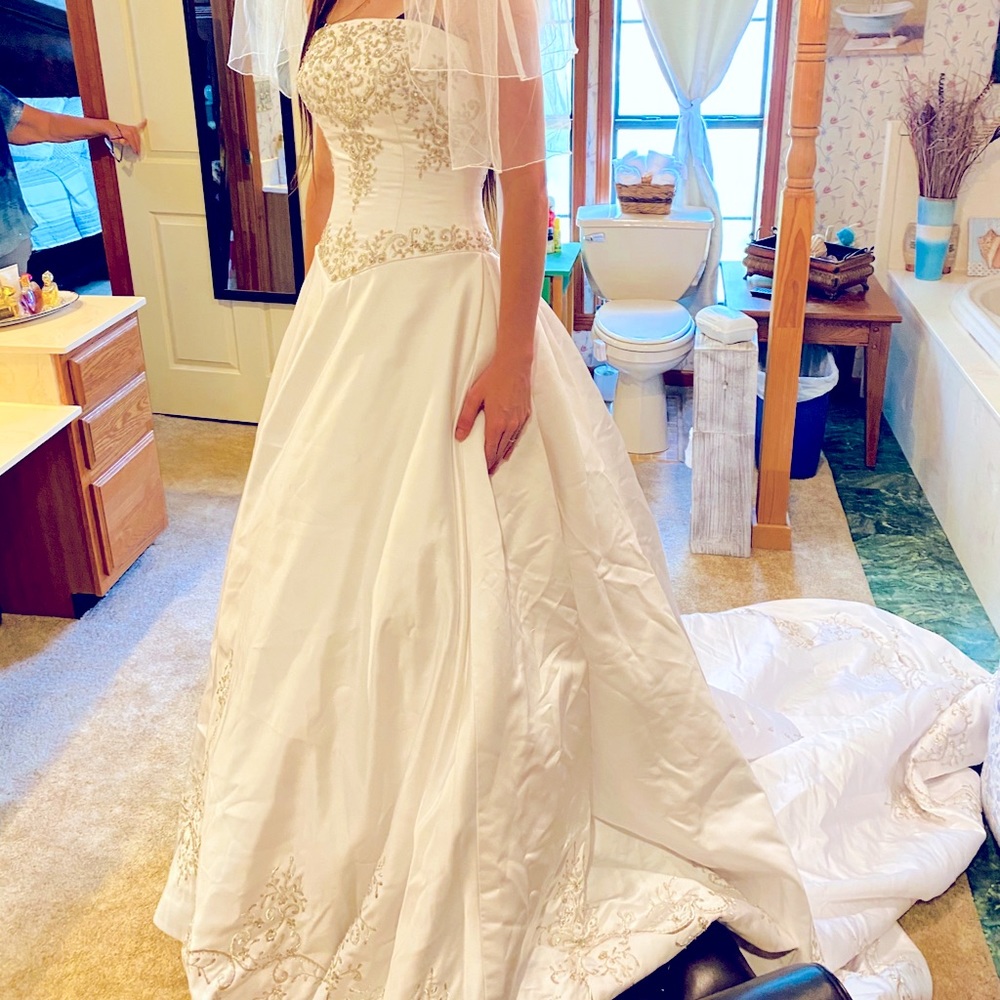 Allure Bridals Satin Wedding Dress - Picture 2 of 6